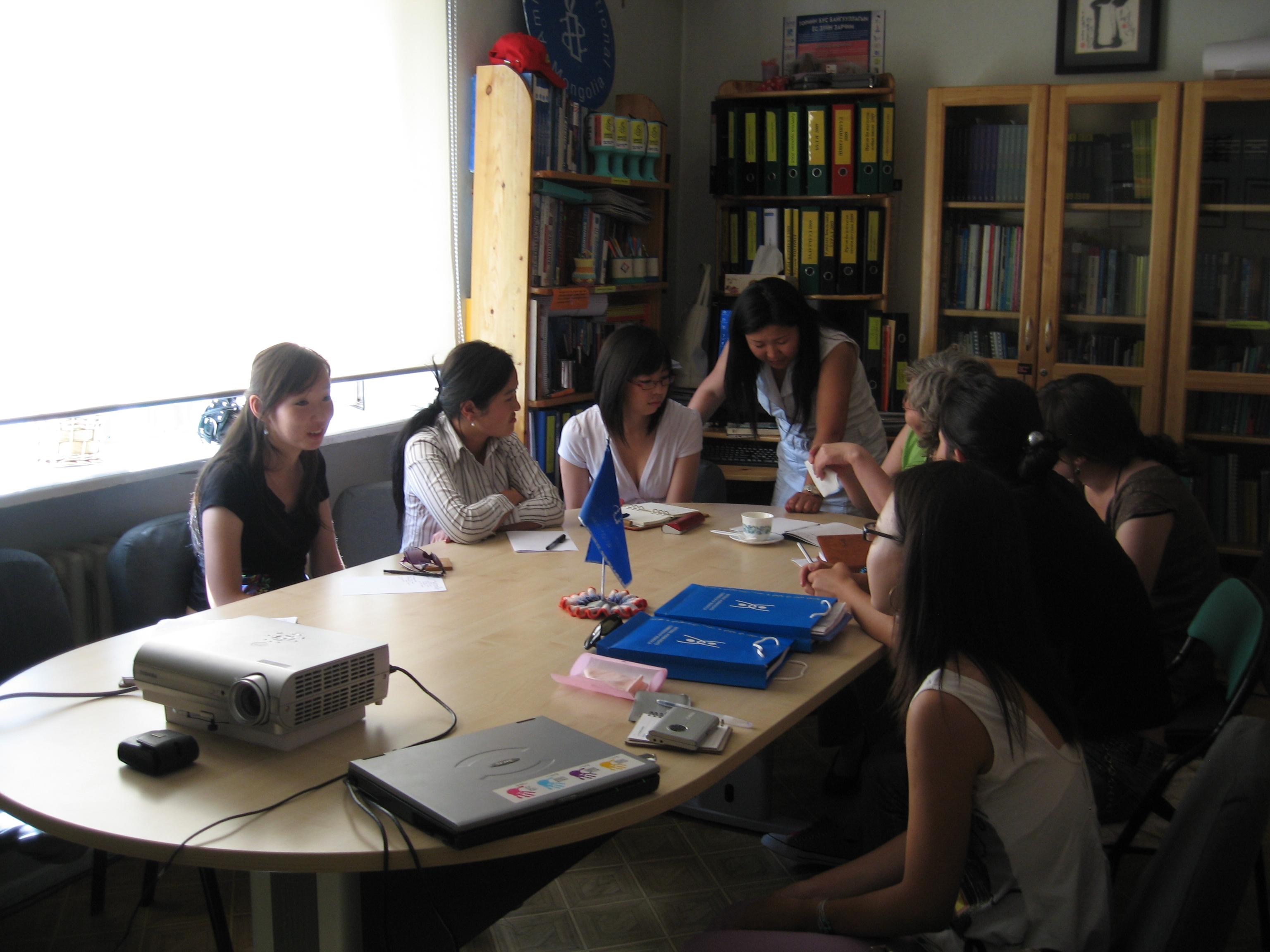 Pasantes discuten casos locales con el personal de derechos humanos en Mongolia. Durante una reunión, pasantes discuten casos de derechos humanos en Mongolia.